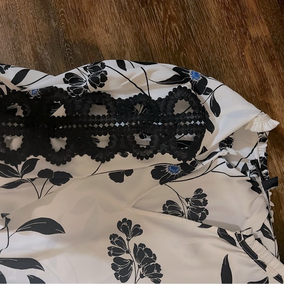 WHBM Floral Print Blouse with cut-out and crochet detail. Size M. Like new - Picture 3 of 5